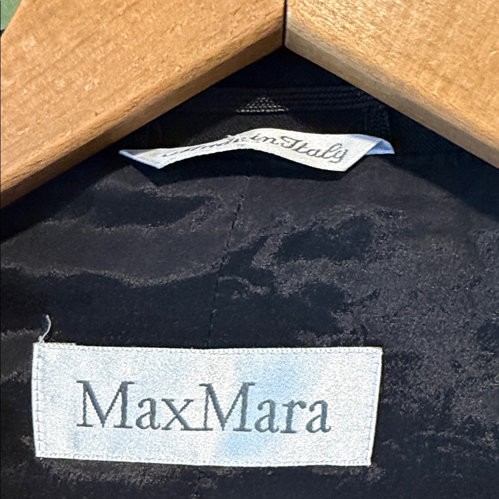 MaxMara Women's Elegant Black Blazer - Picture 2 of 5